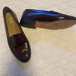 Bass Weejuns size 9.5 women’s Burgundy Loafers.  Barely worn and super comfy.